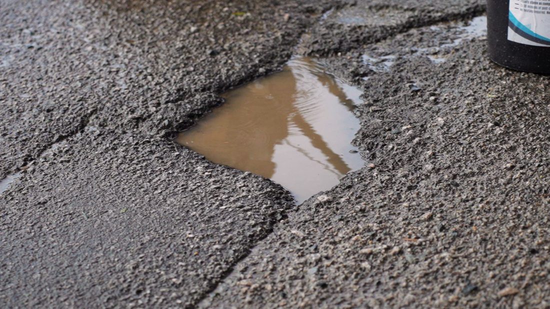 Jalan berlubang sebelum pembaikan